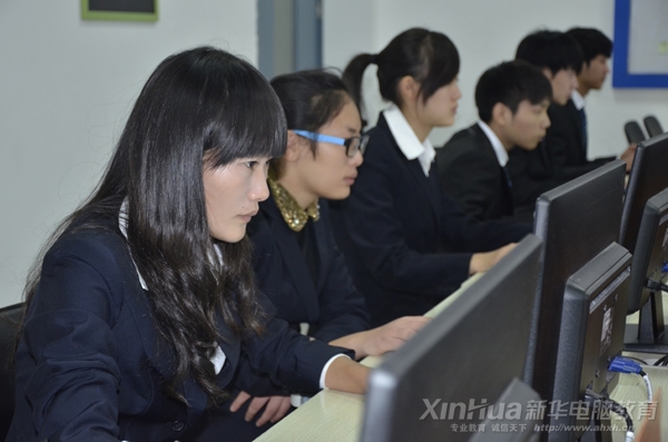 決賽現(xiàn)場,同學(xué)們認(rèn)真完成比賽