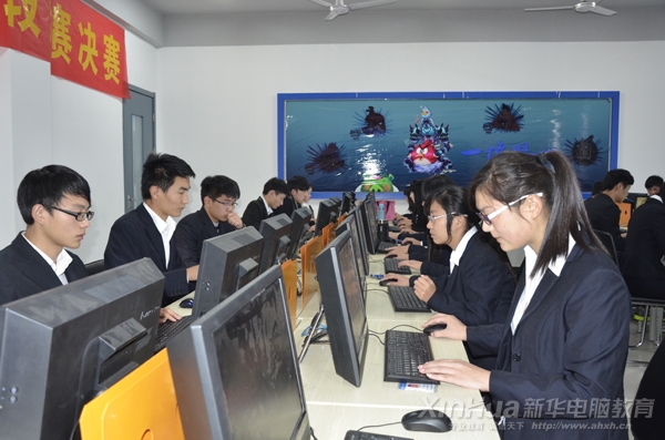 決賽現(xiàn)場,同學(xué)們認(rèn)真完成比賽