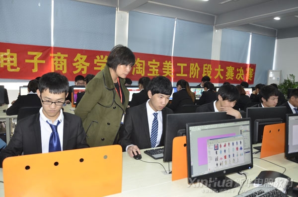 比賽負責人沈虹老師觀看學生比賽