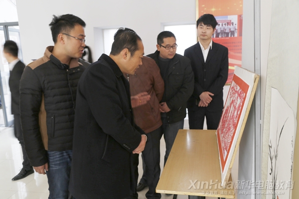 孫院長一行觀看學生剪紙作品