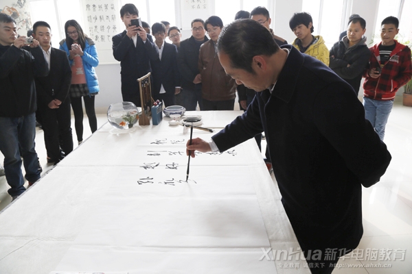 學院副院長孫禮平為本次作品展題字留念