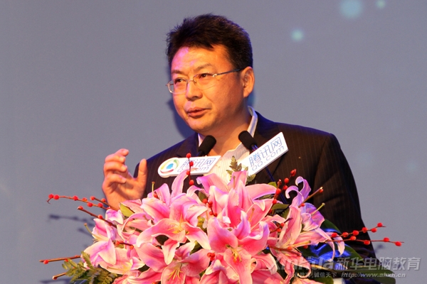新華教育集團副總裁沙旭在2013年“回響中國”教育年度總評榜榮耀盛典上發(fā)表講話