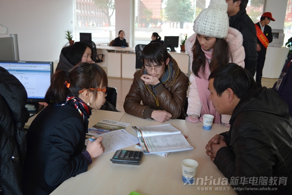 學(xué)生和家長認真地在聽專業(yè)咨詢老師介紹專業(yè)課程