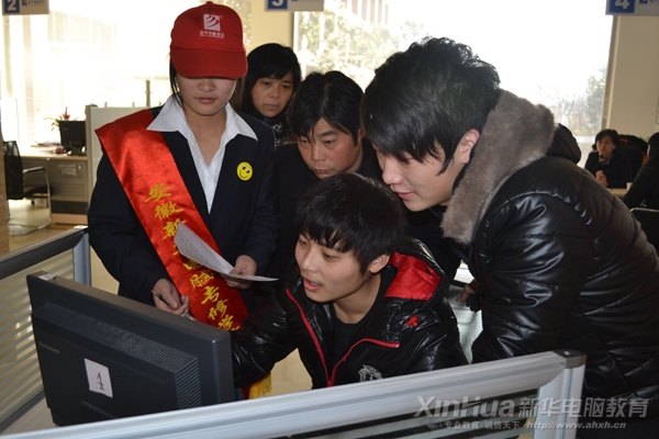 學生正在做專業測試
