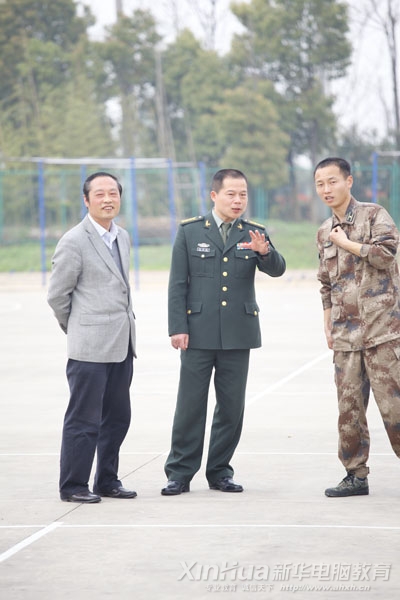 我院孫院長、陸軍軍官學(xué)院領(lǐng)導(dǎo)一行正在討論此次聯(lián)誼會