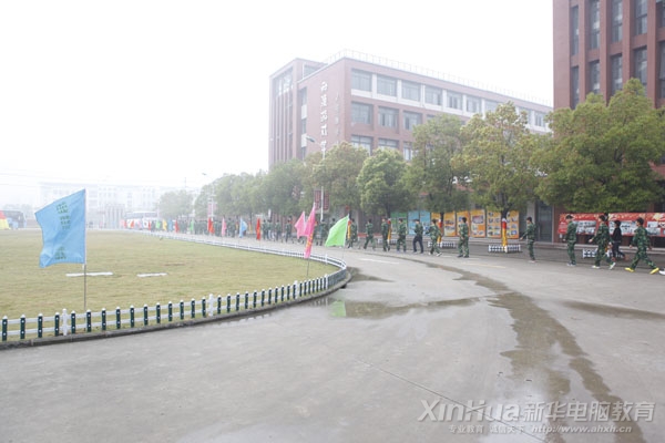 我院軍訓(xùn)學(xué)子有序的登上前往陸軍軍官學(xué)院的校車