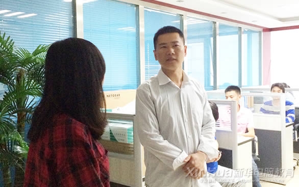 徐老師向興博軟件工作人員了解學(xué)員情況