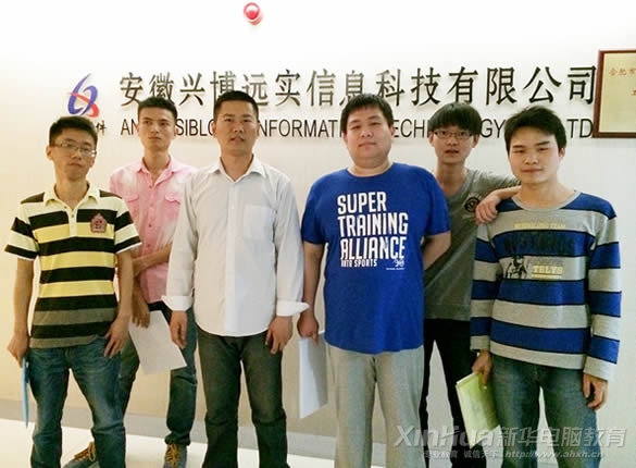 就業(yè)學(xué)子與徐鵬飛老師合影留念