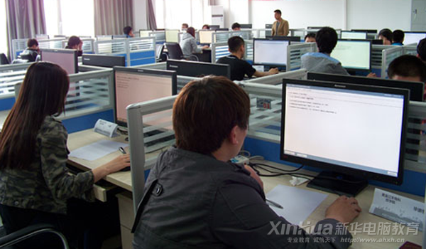 學子們正在緊張激烈地進行比賽