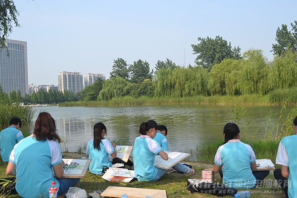 同學們在風景如畫的生態公園認真作畫