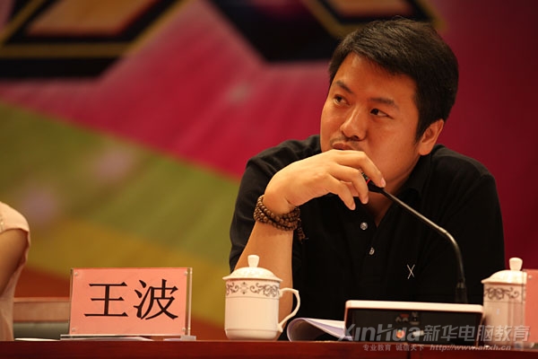 現(xiàn)場評委對選手們的表現(xiàn)進(jìn)行專業(yè)點評