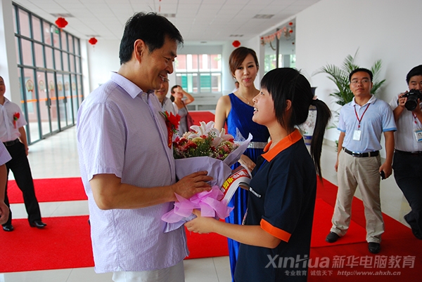著名表演藝術(shù)家濮存昕來(lái)到安徽合肥受到安徽新華電腦電腦專修學(xué)院師生的熱烈歡迎