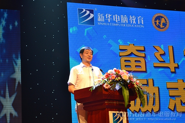 著名表演藝術(shù)家濮存昕老師為臺(tái)下的觀眾演講