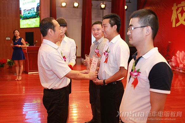 安徽新華電腦專修學(xué)院副院長(zhǎng)孫禮平給劉亮頒發(fā)榮譽(yù)證書